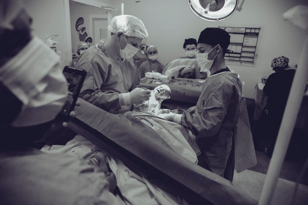 Riesgos de las convulsiones tras el parto: los efectos de las negligencias médicas