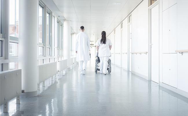 Demandar a un hospital público privado por negligencia médica.