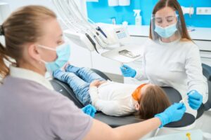 Tras el caso Alzira: cómo protegerte en clínicas de bajo coste, reclamar negligencias médicas y acceder a tu historia clínica. Guía legal 2025.